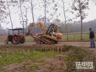 巨牛的小挖机上拖车