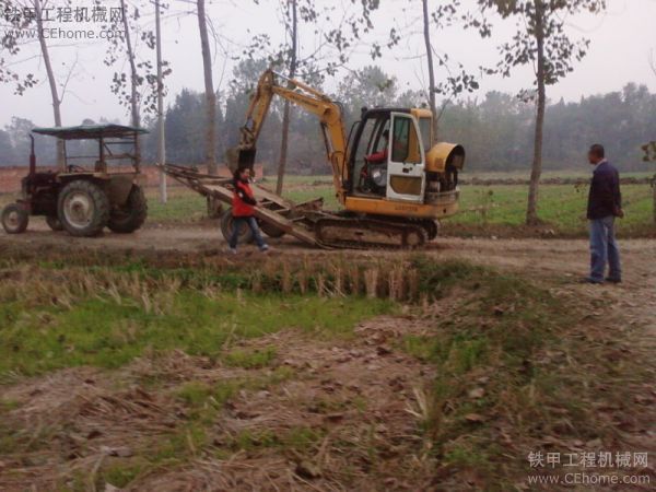 巨牛的小挖機(jī)上拖車