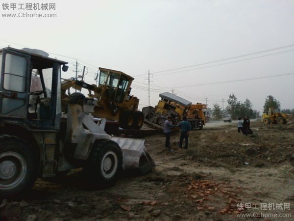 攤鋪機(jī)平地機(jī)掉下車