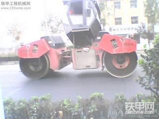310國(guó)道改造中的施工車