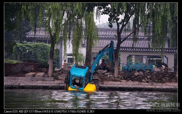 挖掘機(jī)掉進(jìn)大明湖里了