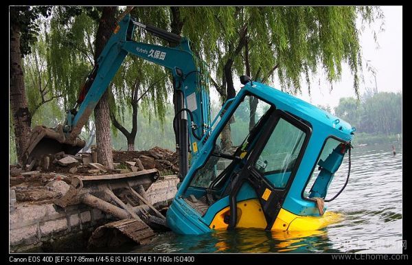 挖掘机掉进大明湖里了