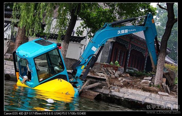 挖掘机掉进大明湖里了