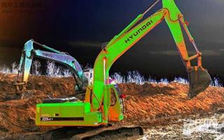 上阵父子兵 挖掘机两兄弟