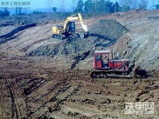 与东方红推土机合作中