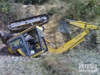 朋友的小松60挖机翻了