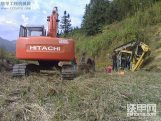 朋友的小松60挖机翻了