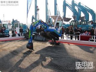 山河智能电控挖掘机表演