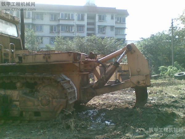 賣一臺進口推土機（T330）