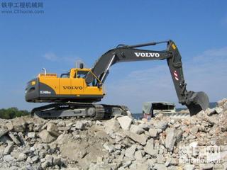 沃尔沃新产品，新型吊管机产品。