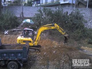 在龙江河附近大学里的LOVOL