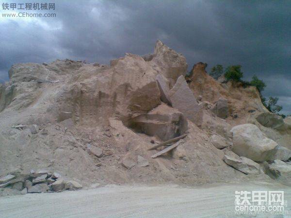 這些石頭都要處理掉，不然挖不到里面的土