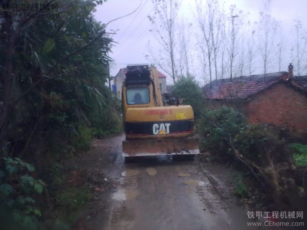 雨中的挖機(jī)，好冷