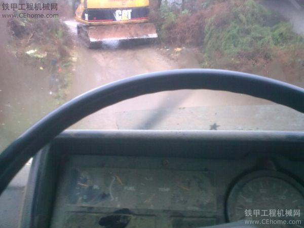 雨中的挖機(jī)，好冷