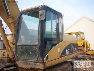 刚从浮筒上下来的卡特320C