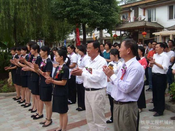 沃爾沃代理商賣汽車，小松代理商蓋別墅