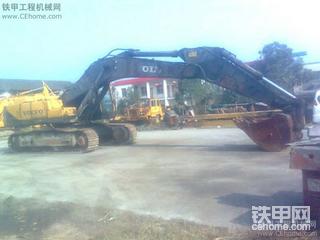 今天修挖机在修理厂拍的！