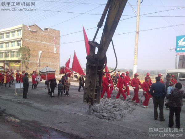 小車撞我挖機(jī)了