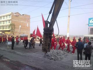 小车撞我挖机了