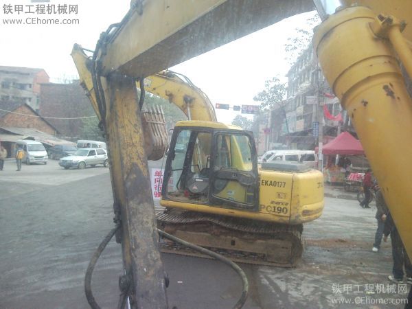 小車撞我挖機(jī)了