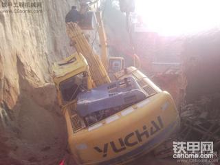 玉柴挖機(jī)翻身