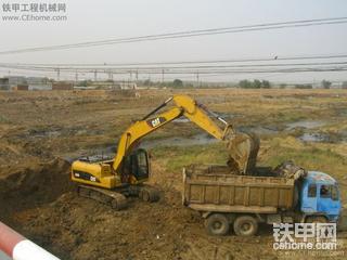 卡特320D挖掘機裝車