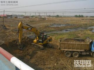 卡特320D挖掘機裝車
