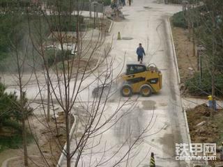 在我们小区施工的卡特滑移装载机，跑的太快了，而且不用方向盘，看着就好玩