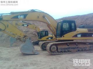 公司的兩臺卡特挖掘機！
