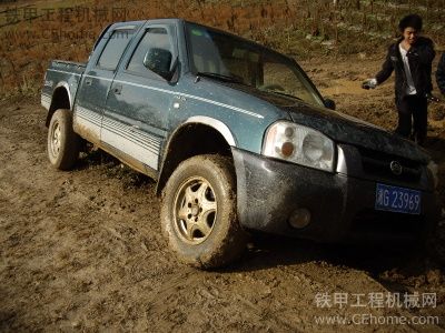 挖掘機(jī)后勤車前進(jìn)途中。。。。。。。