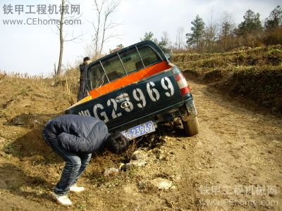 挖掘機后勤車前進途中。。。。。。。