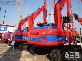 展会颜色怪异的玉柴挖机