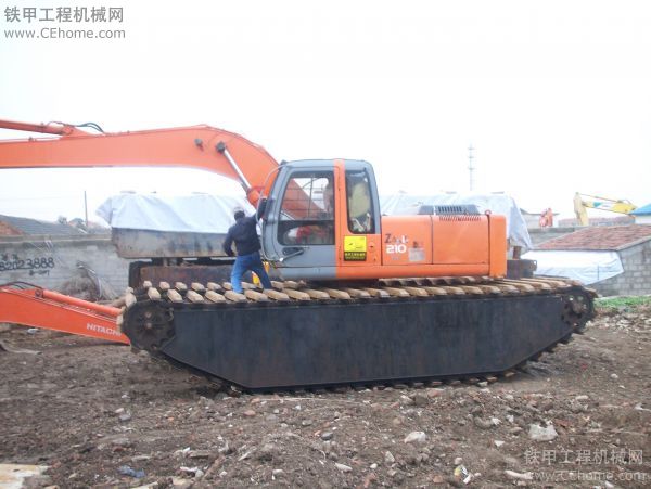 車貼到啦！先貼一臺！其它的車子在干活！