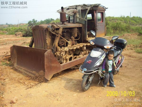 2歲兒子和推土機(jī)