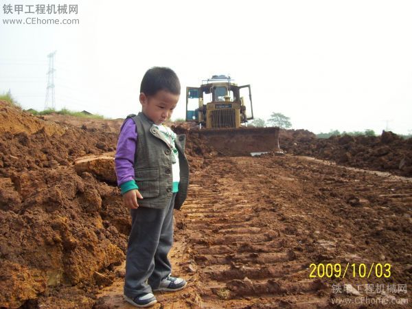 2歲兒子和推土機