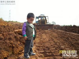 2歲兒子和推土機