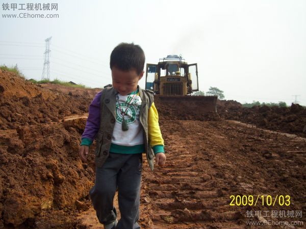 2歲兒子和推土機