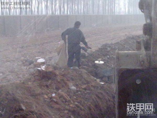 這哥們是來排雷的。