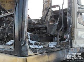 火烧卡特挖机，还能值多少钱？