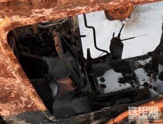 火烧卡特挖机，还能值多少钱？