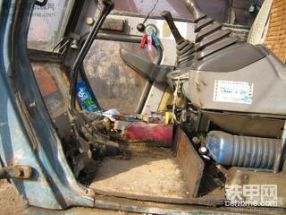 今天休息。打算把驾驶室打扫一下。这土都有一泥桶了