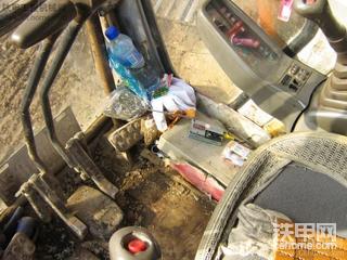 今天休息。打算把驾驶室打扫一下。这土都有一泥桶了