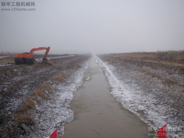 今天去工地送加油泵了~!下雪了！~凍死啦~！