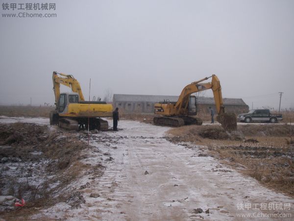 今天去工地送加油泵了~!下雪了！~凍死啦~！