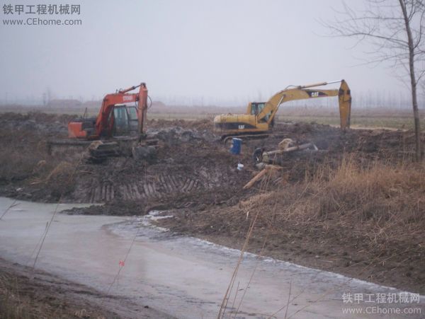 今天去工地送加油泵了~!下雪了！~凍死啦~！