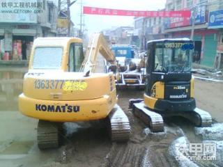 我的两台挖机休息中