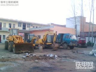 我的两台挖机休息中