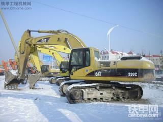 我们的停车场挖掘机