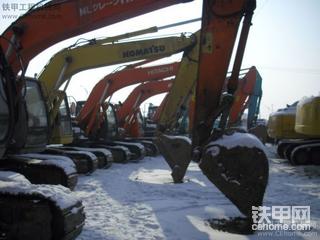 我们的停车场挖掘机