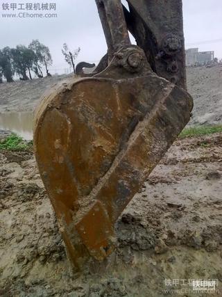 下雨天，拍下我的小松黑发动机头勾机！！